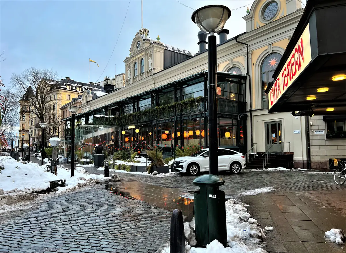 Berns byggnad och entré vid Berzelii park i Stockholm, fotograferad 2022