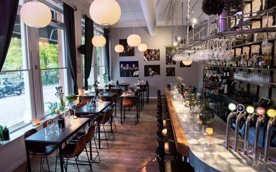 Restaurangmiljö med sittplatser och bar vid BIKT i Göteborg